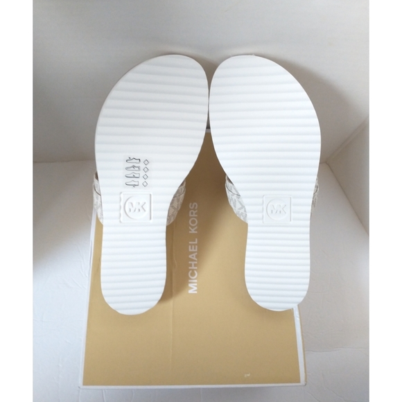 NEW! MICHAEL KORS Women's Briar Logo Sporty Thong Sandals Vanilla Gold Size 7 - Picture 8 of 8